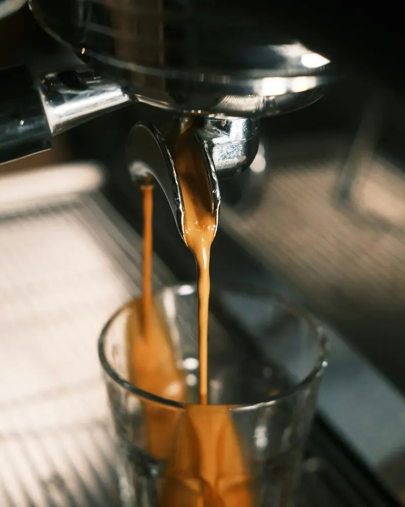 Un express coule de la machine dans un verre