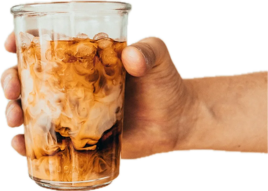 Une main tient un café glacé au lait