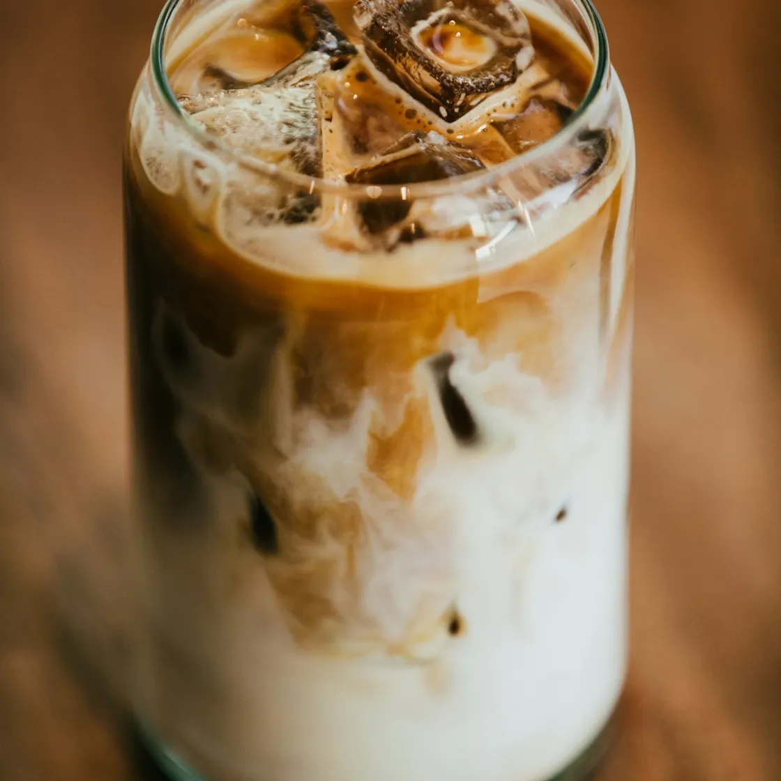 Un latte glacé posé sur une table en bois