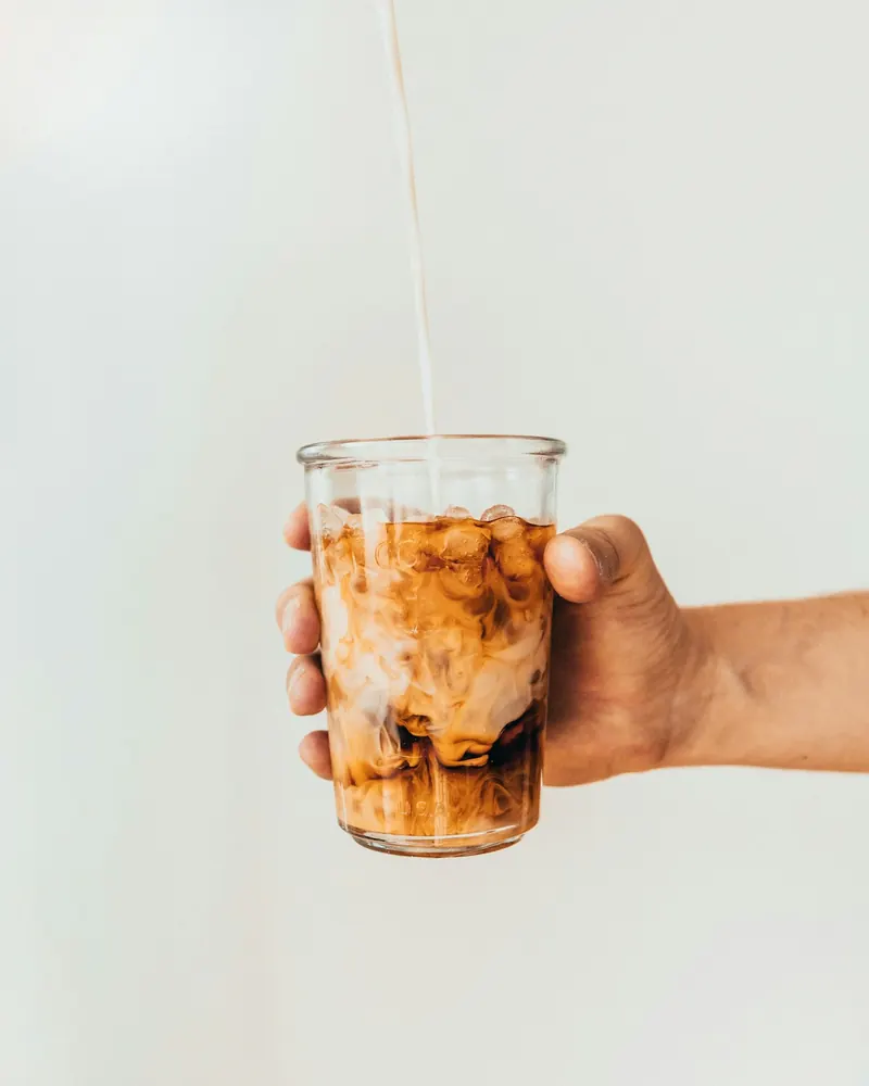 Du lait versé dans un café glacé