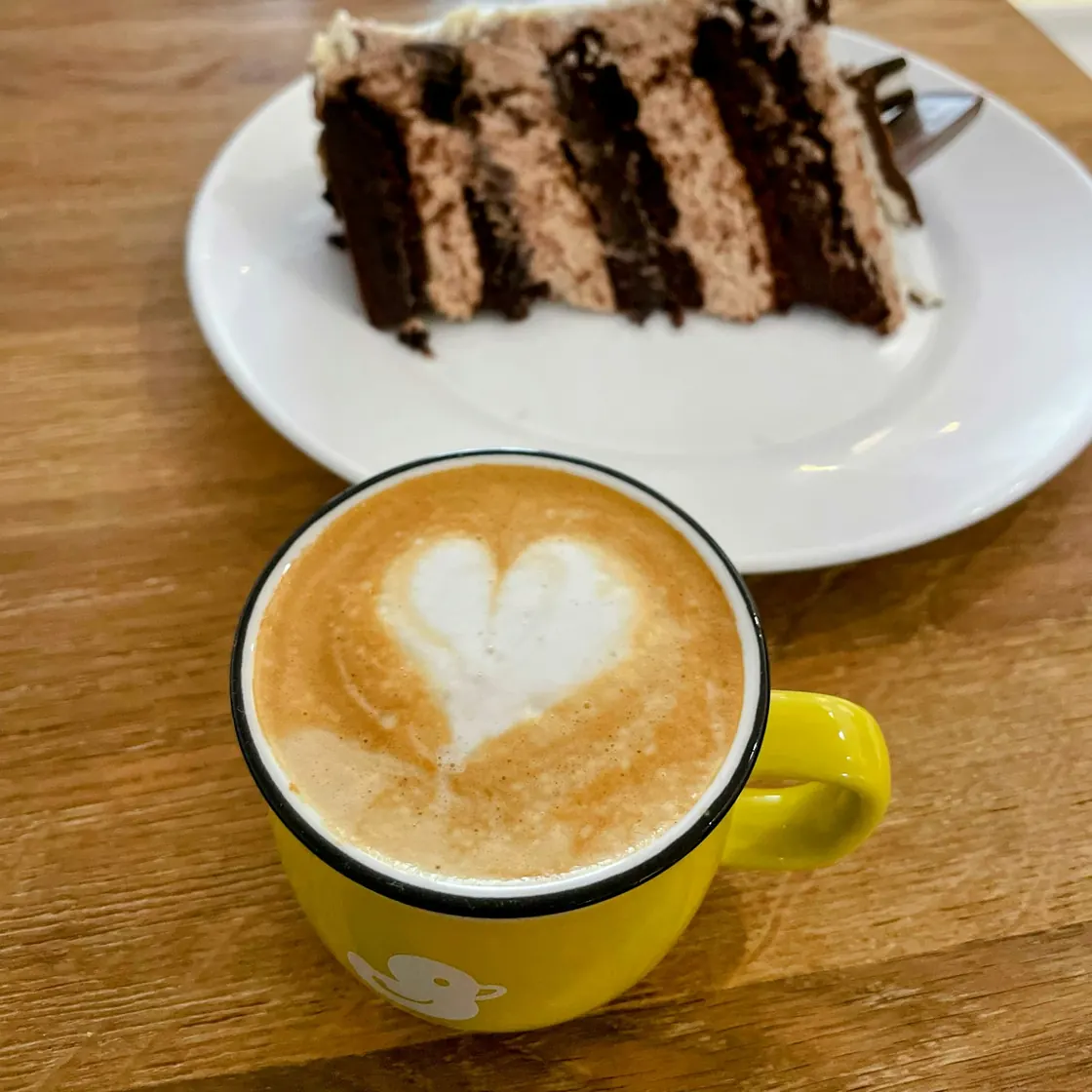 Un latte et une part de gâteau au chocolat