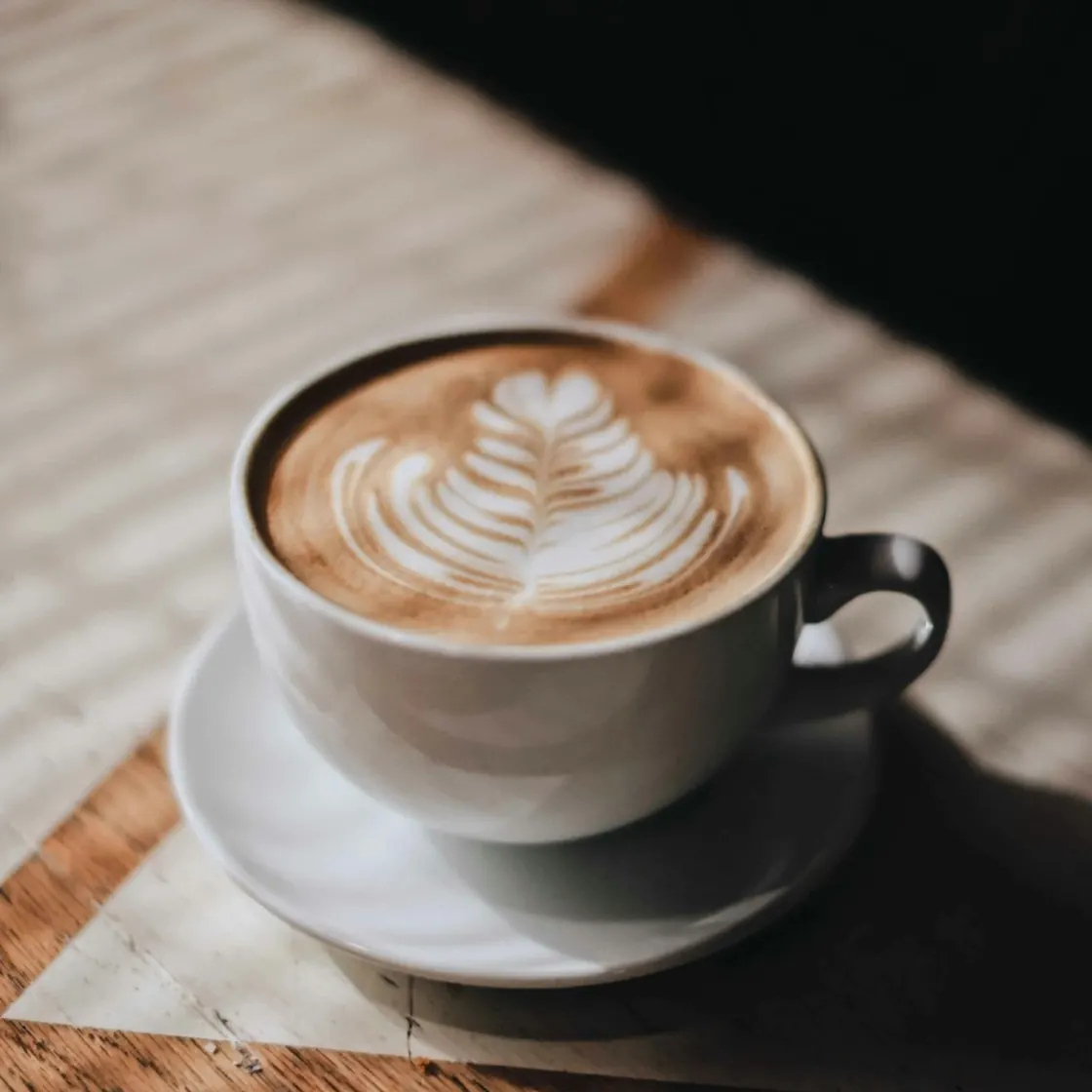 Un cappuccino au soleil sur une table